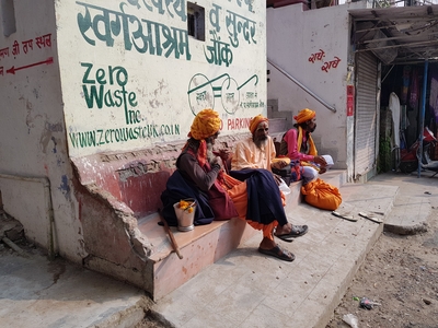 Sadhu assis à Risikesh